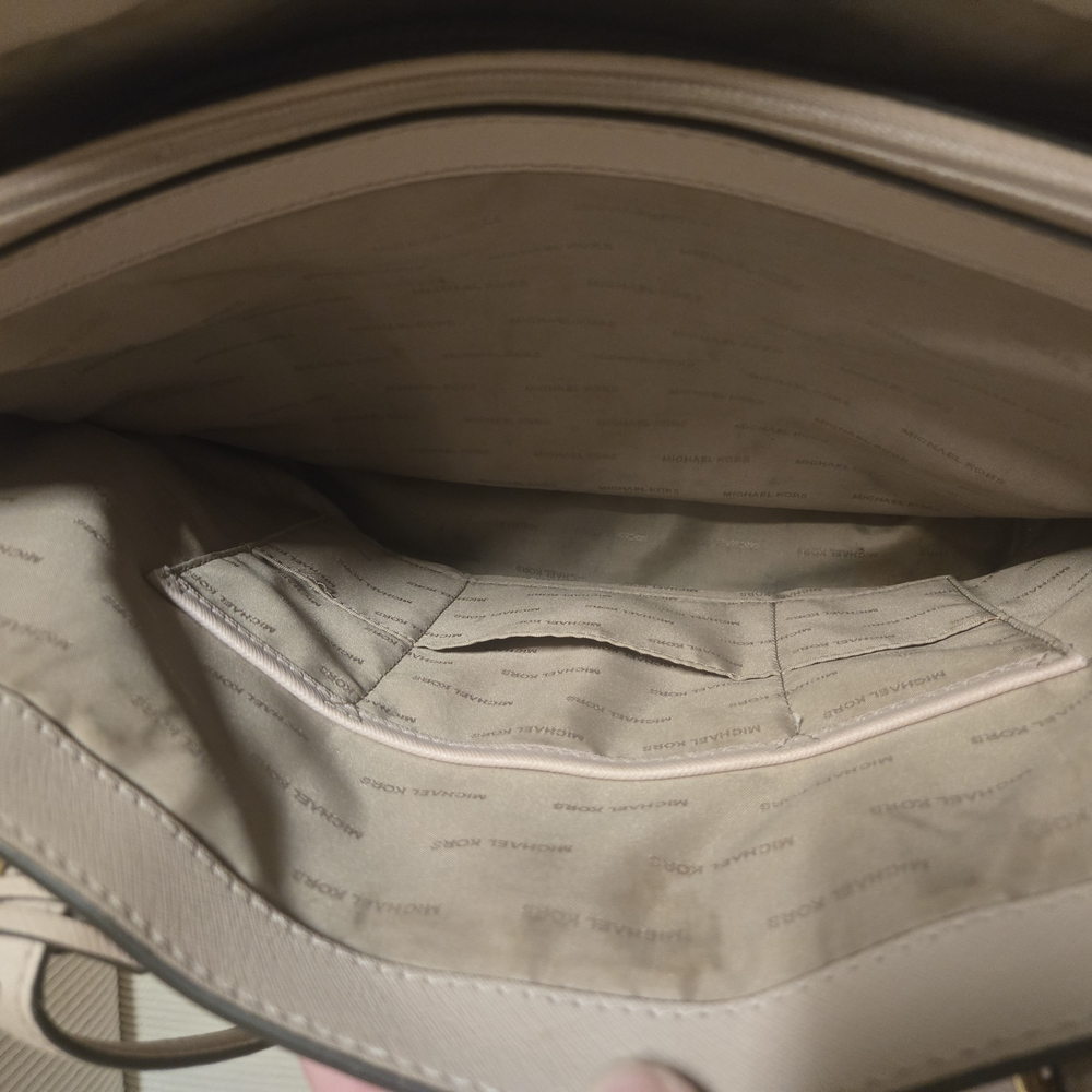 Michael Kors Jet Set Tote - Picture 4 of 9